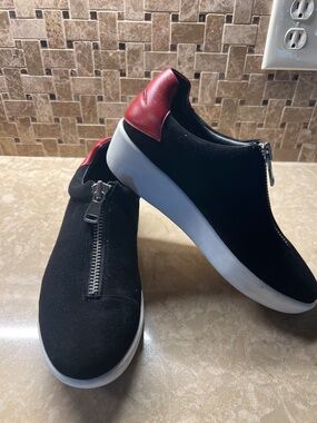 Alice + Olivia Black Slip-On Suede Sneakers with Red Kiss lips 💋
